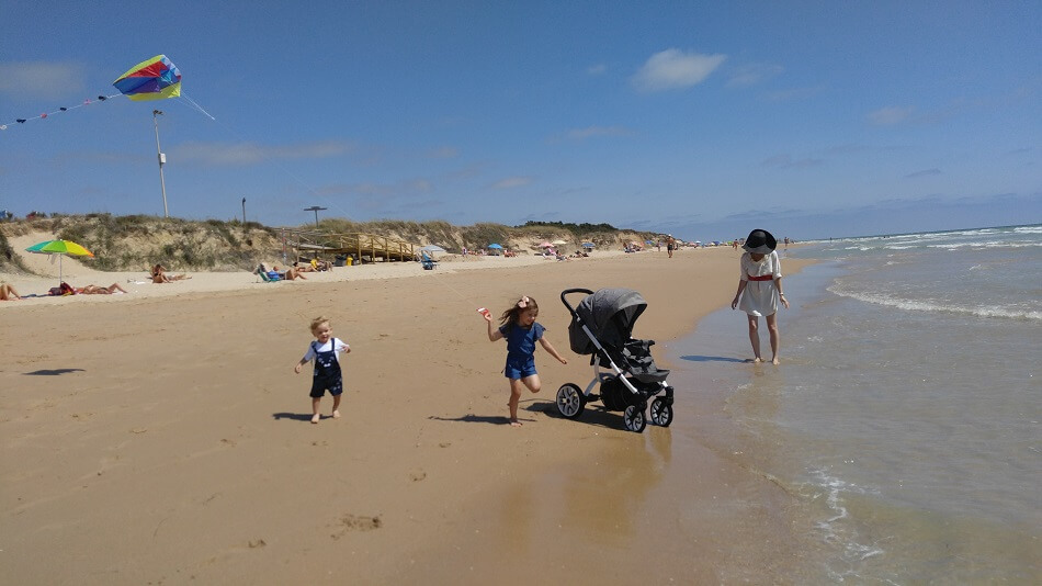 Disfruta con tu bebé en la playa con el carrito Vizaro